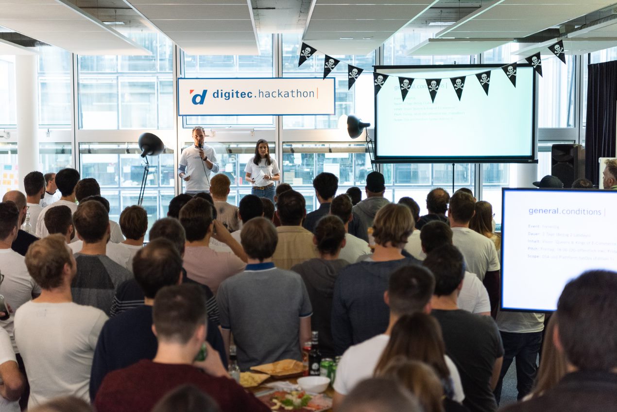 Tobias im Rahmen der Moderation des Firmen-Hackathons 2019